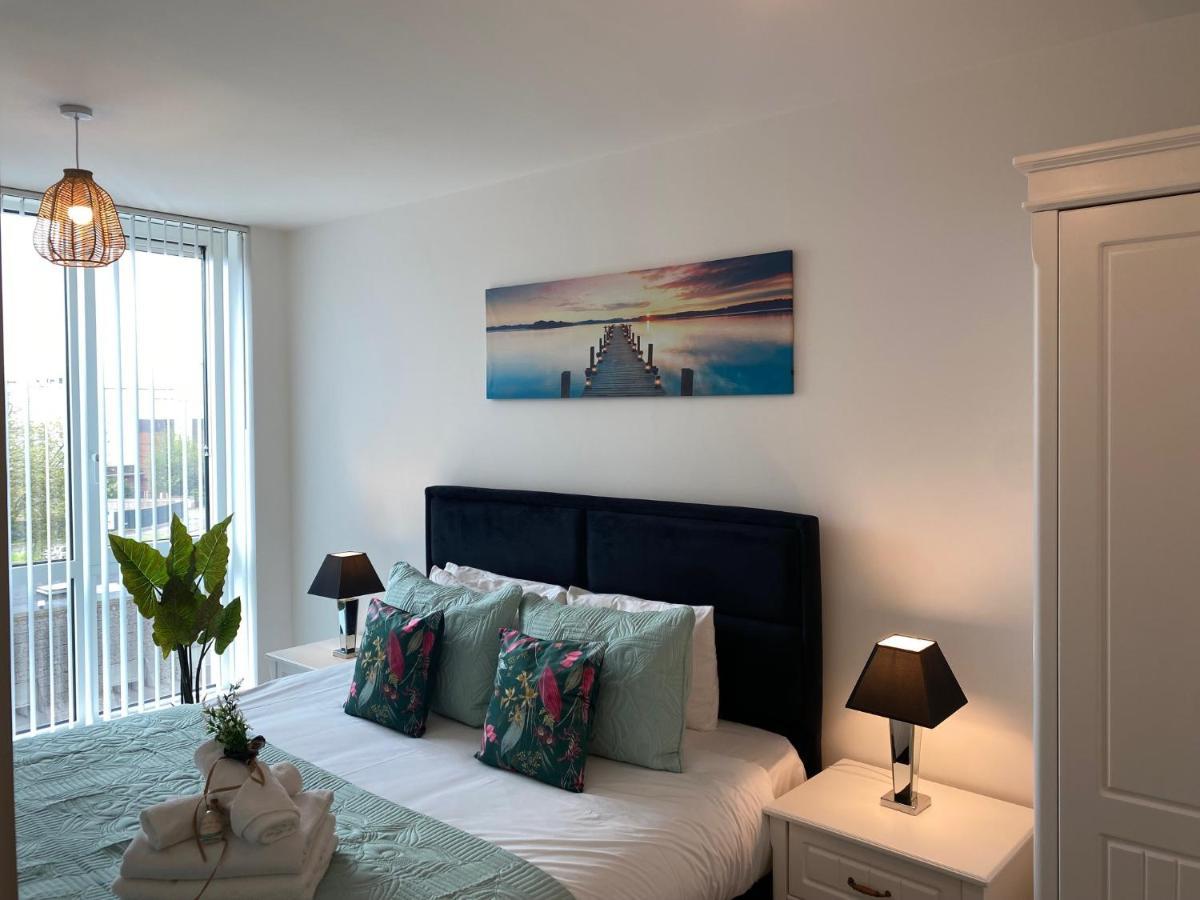 Berks Luxury Serviced Apartments , Free Parking, Free Gym And Free Wifi Bracknell Exterior foto